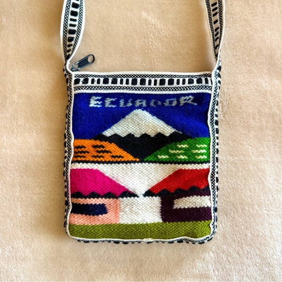 Hand-Knit Equador Crossbody Bag - Picture 3 of 3